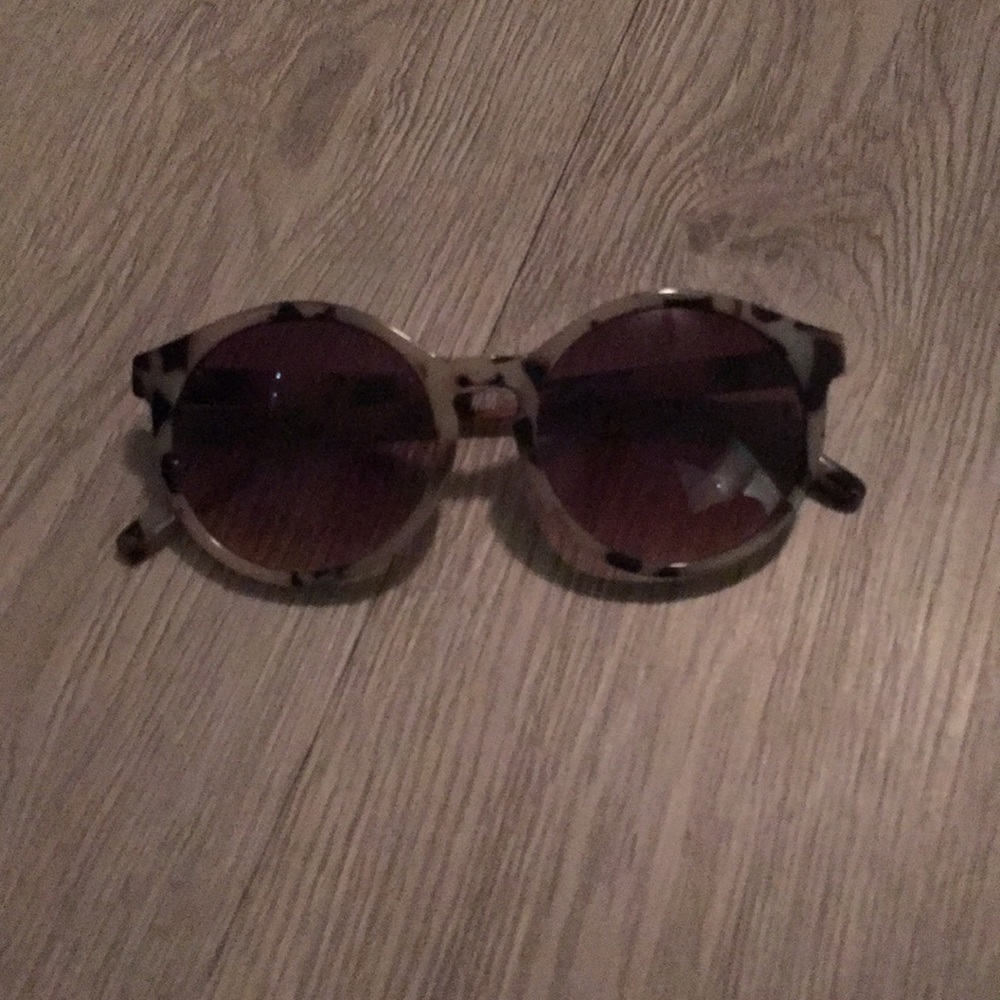 Tortoise shell sun glasses